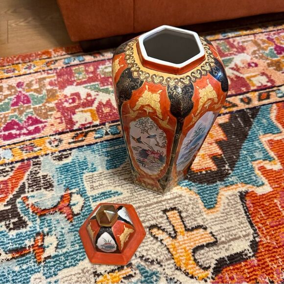 Mid-century hexagonal Imari-style lidded jars - Picture 4 of 7